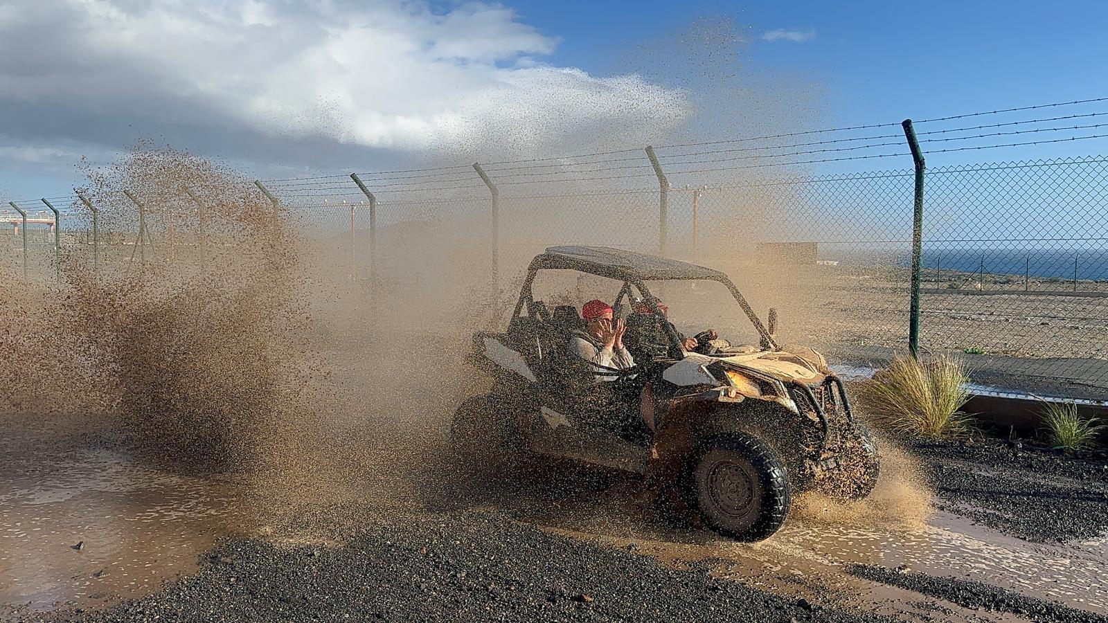 Buggy Can-Am en acción por los paisajes volcánicos de Tenerife